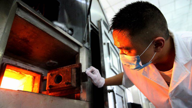 守着火炉怎么会感觉不到热,高温下的坚守消防员衣服拧出水来