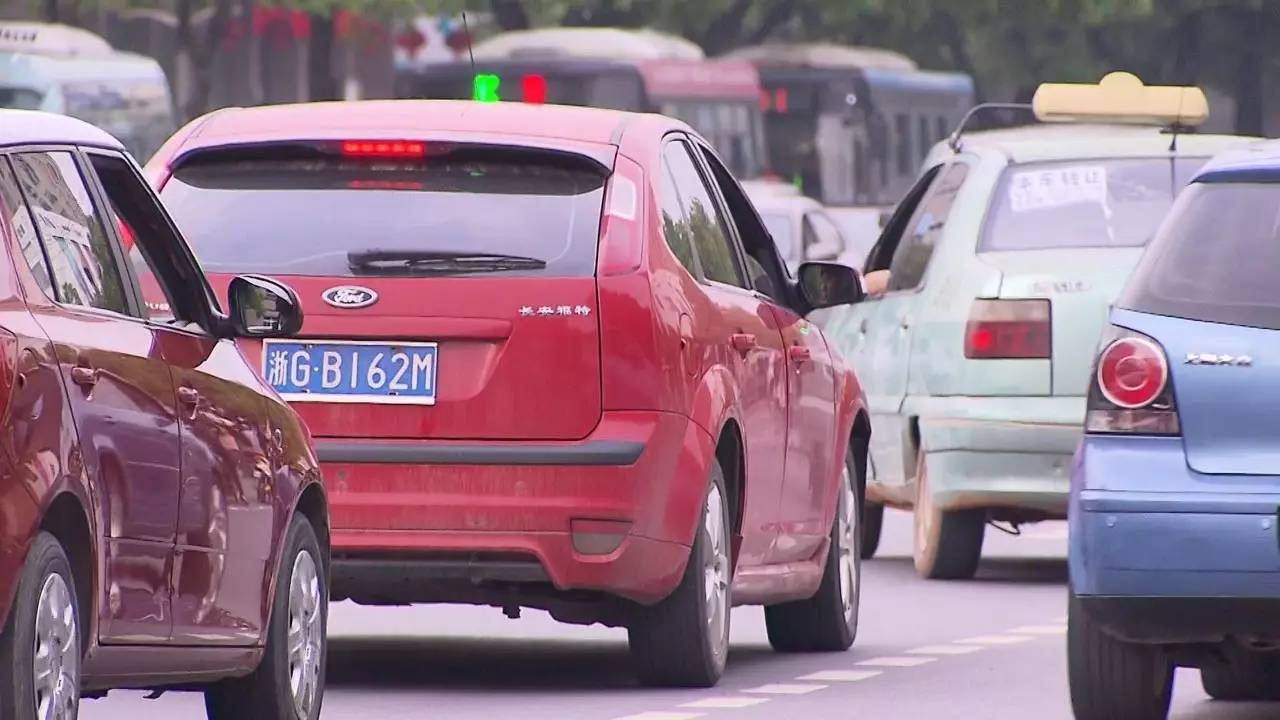 怒！不上杭州牌不卖、加价、提车难，记者调查30家4S店后发现，这事竟然木人管……