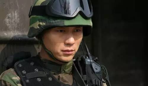 潮流咖｜这件让半个娱乐圈沉迷的军装，再没一件你就过时啦！