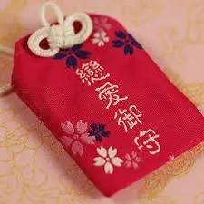 贩卖机居然卖护身符？12块钱帮你辟邪！