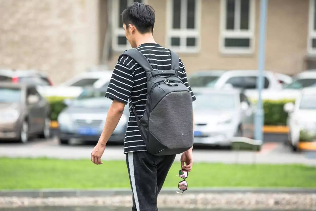 极客官舍丨我曾以为我的意中人不会是程序员,直到有一天他背上了它