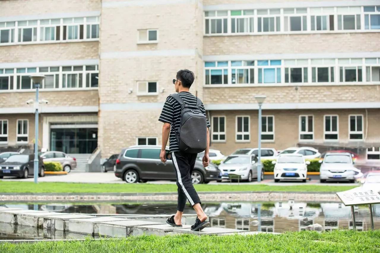 极客官舍丨我曾以为我的意中人不会是程序员,直到有一天他背上了它