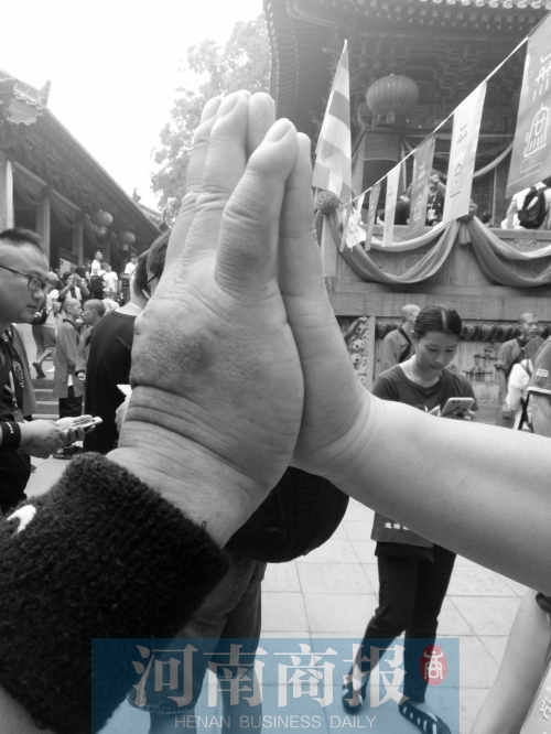 裘千仞怎么练习铁砂掌,裘千仞的铁砂掌招式名字