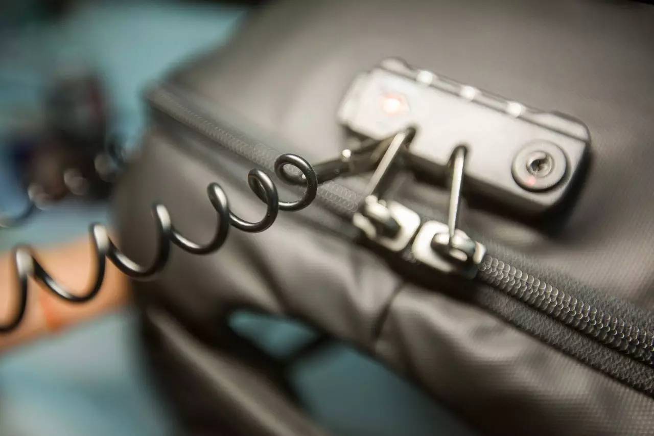 极客官舍丨我曾以为我的意中人不会是程序员,直到有一天他背上了它