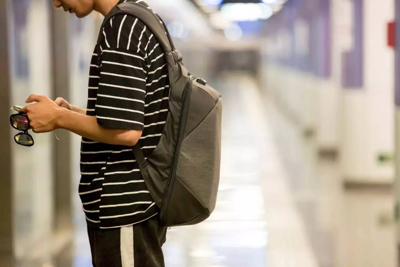 极客官舍丨我曾以为我的意中人不会是程序员,直到有一天他背上了它