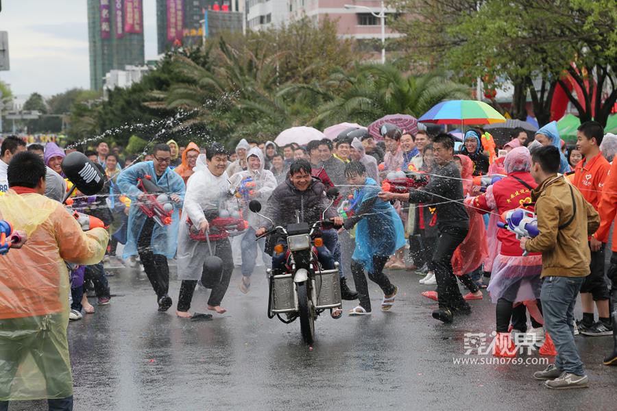 东坑泼水节摆摊卖雨衣,东坑泼水狂欢节