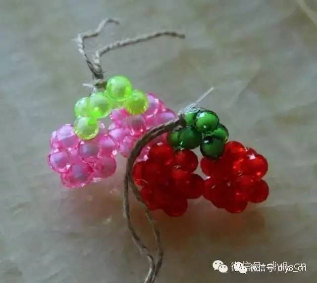 她用鱼线把一颗颗圆珠串起来，竟然会变成这样！