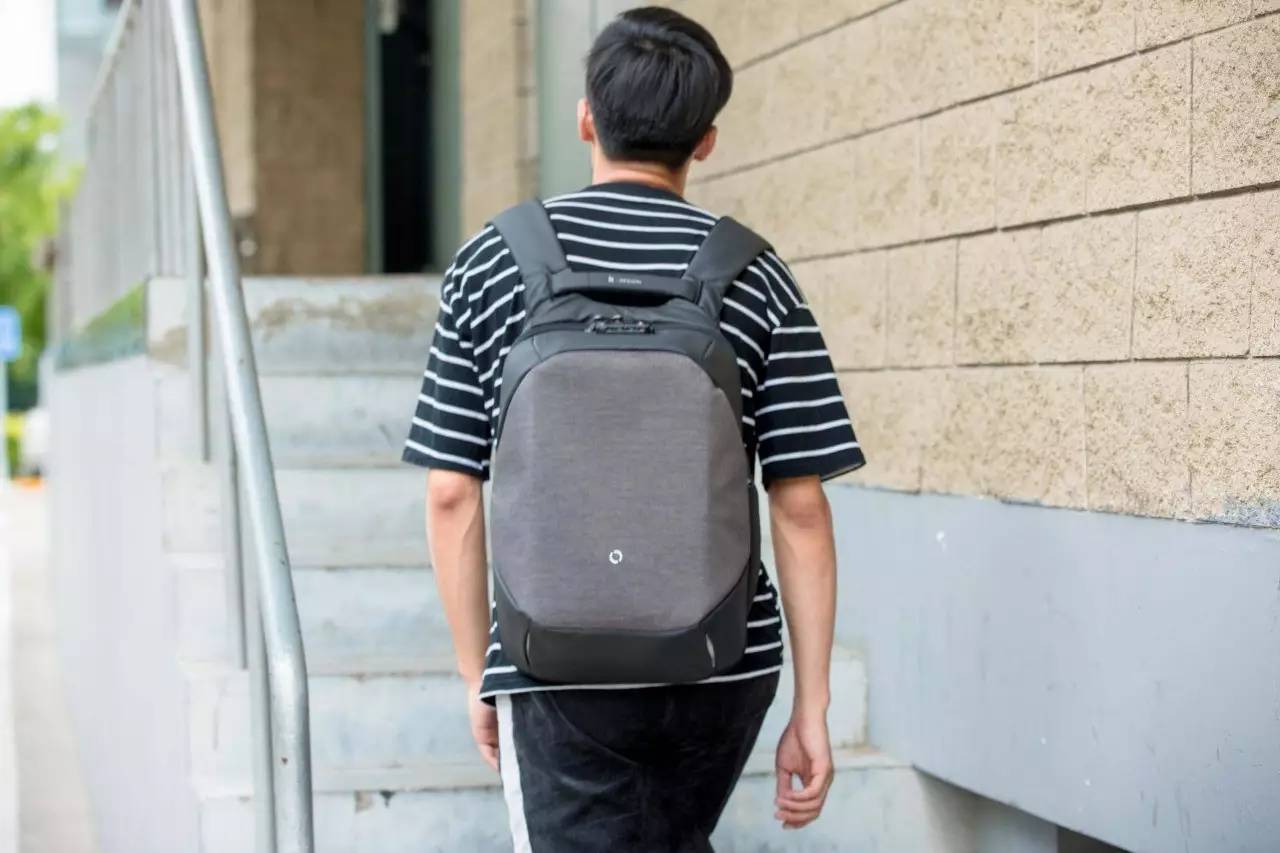 极客官舍丨我曾以为我的意中人不会是程序员,直到有一天他背上了它