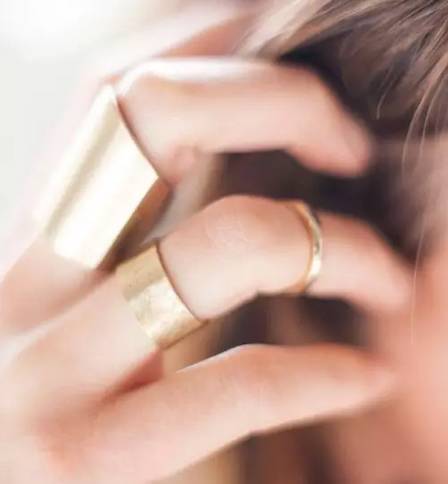 皮鞋擦破一大片怎么办,皮鞋刮破一点皮