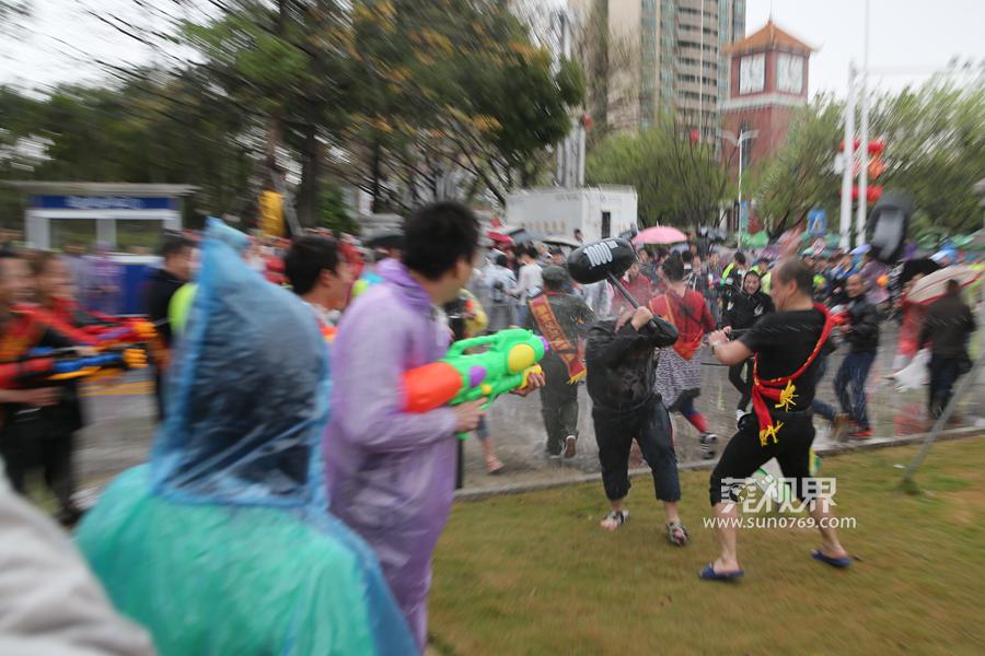 东坑泼水节摆摊卖雨衣,东坑泼水狂欢节