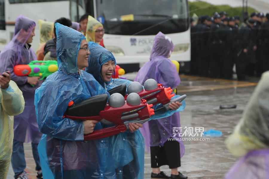 东坑泼水节摆摊卖雨衣,东坑泼水狂欢节