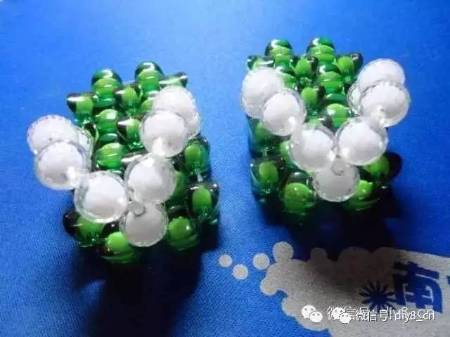 她用鱼线把一颗颗圆珠串起来，竟然会变成这样！