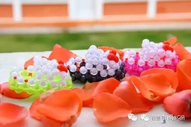 她用鱼线把一颗颗圆珠串起来，竟然会变成这样！