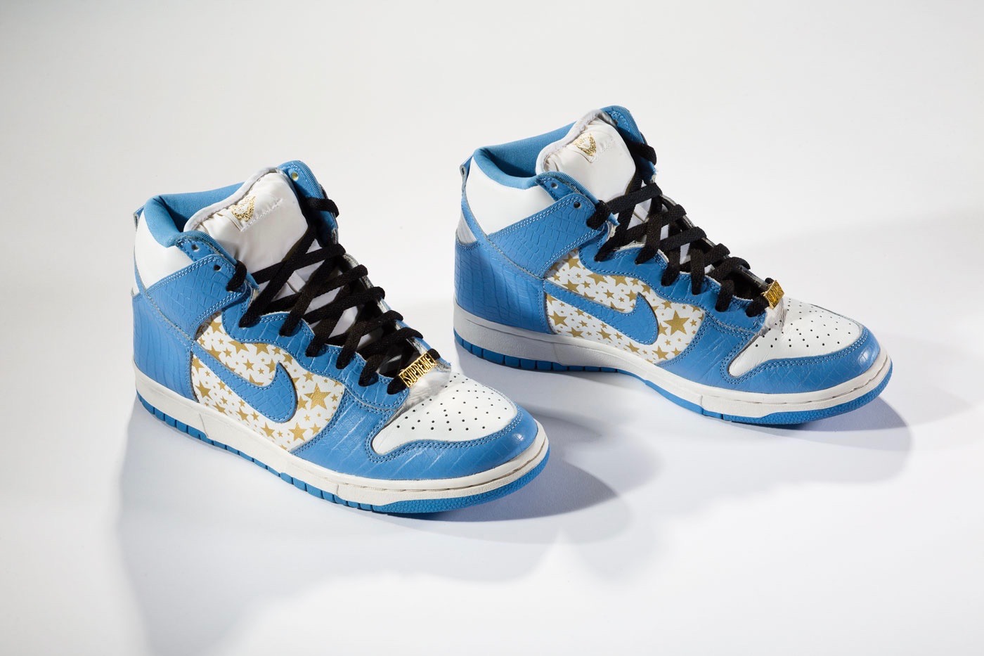 硬朗的小外形supreme 联名nike (supreme联名耐克球鞋有啥特别)