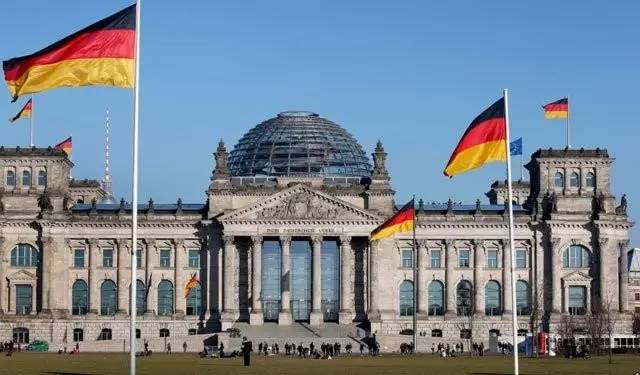 游客在德国行纳粹礼,中国游客在德国行举手礼后续