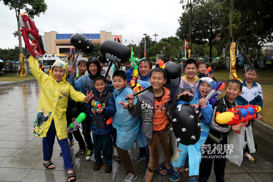 东坑泼水节摆摊卖雨衣,东坑泼水狂欢节