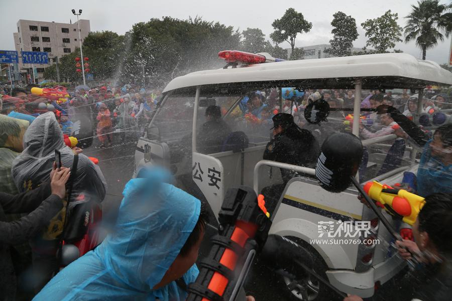 东坑泼水节摆摊卖雨衣,东坑泼水狂欢节