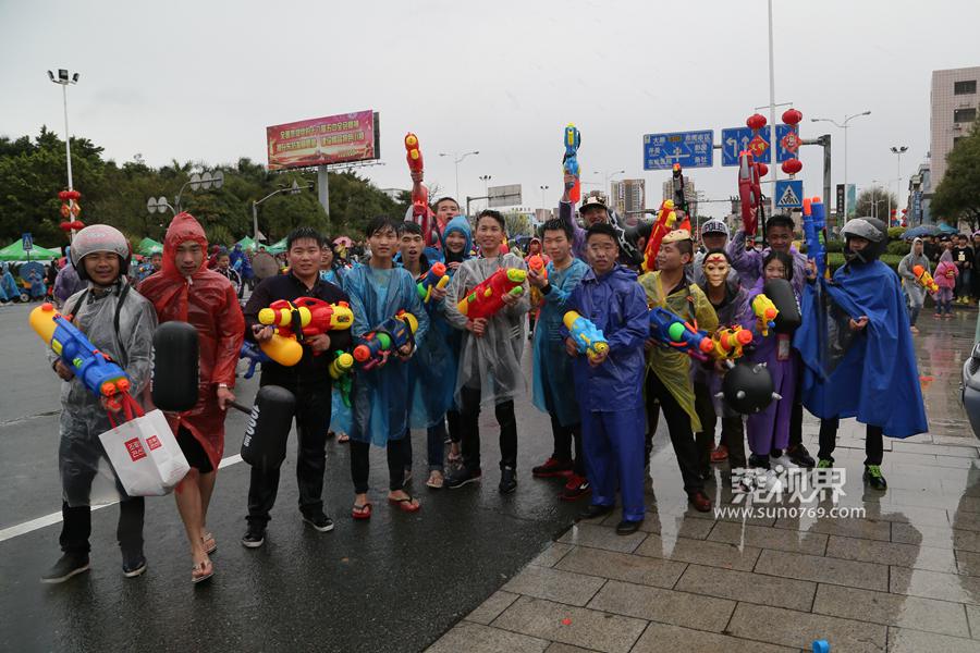 东坑泼水节摆摊卖雨衣,东坑泼水狂欢节