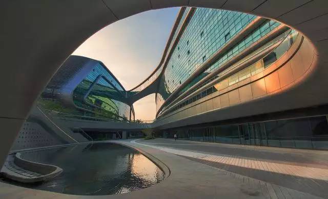 “幸运草”、“水晶盒”……这些地铁、公交站附近竟有如此魔幻的建筑