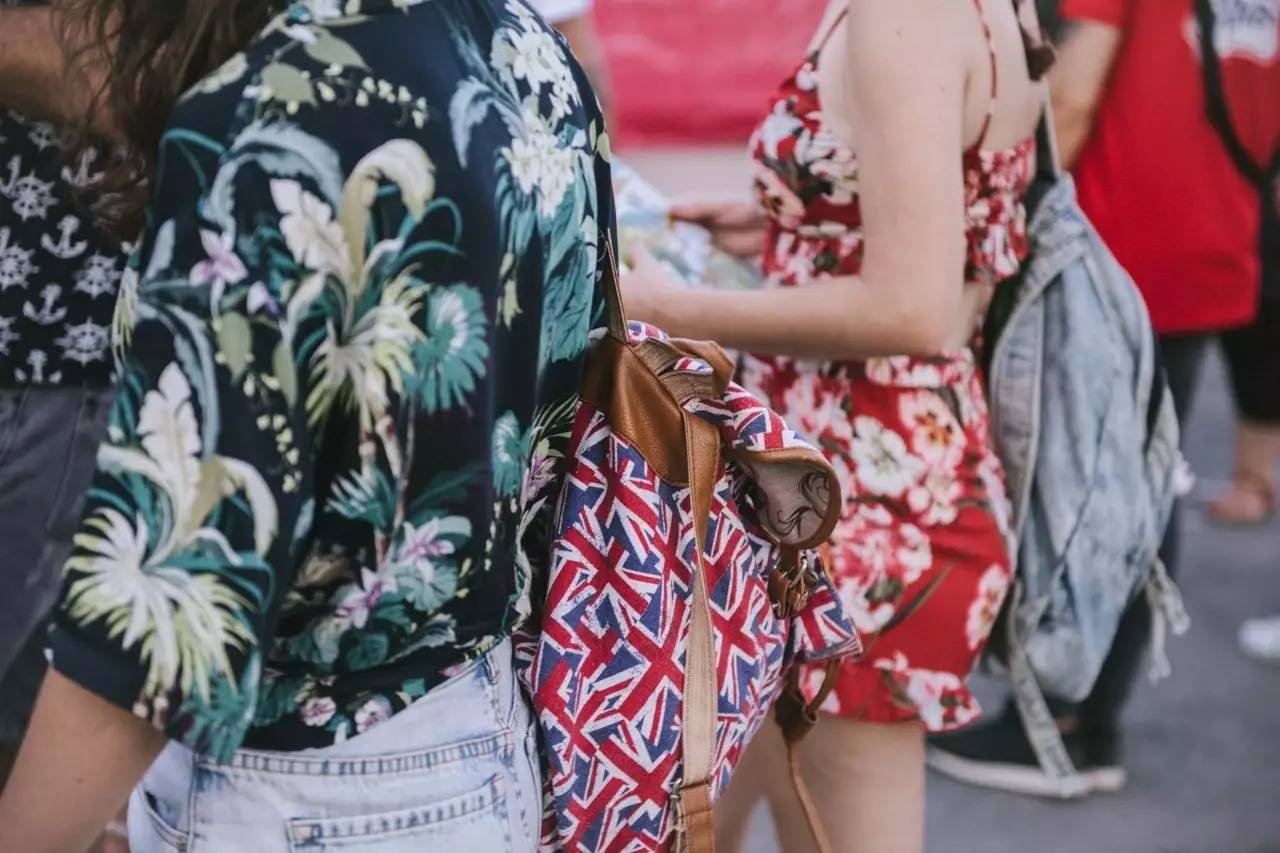 去夏威夷穿什么衬衫好呢,穿夏威夷衬衫走南宁