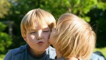 「周末推荐」这些童真问题,把父母问得羞羞哒