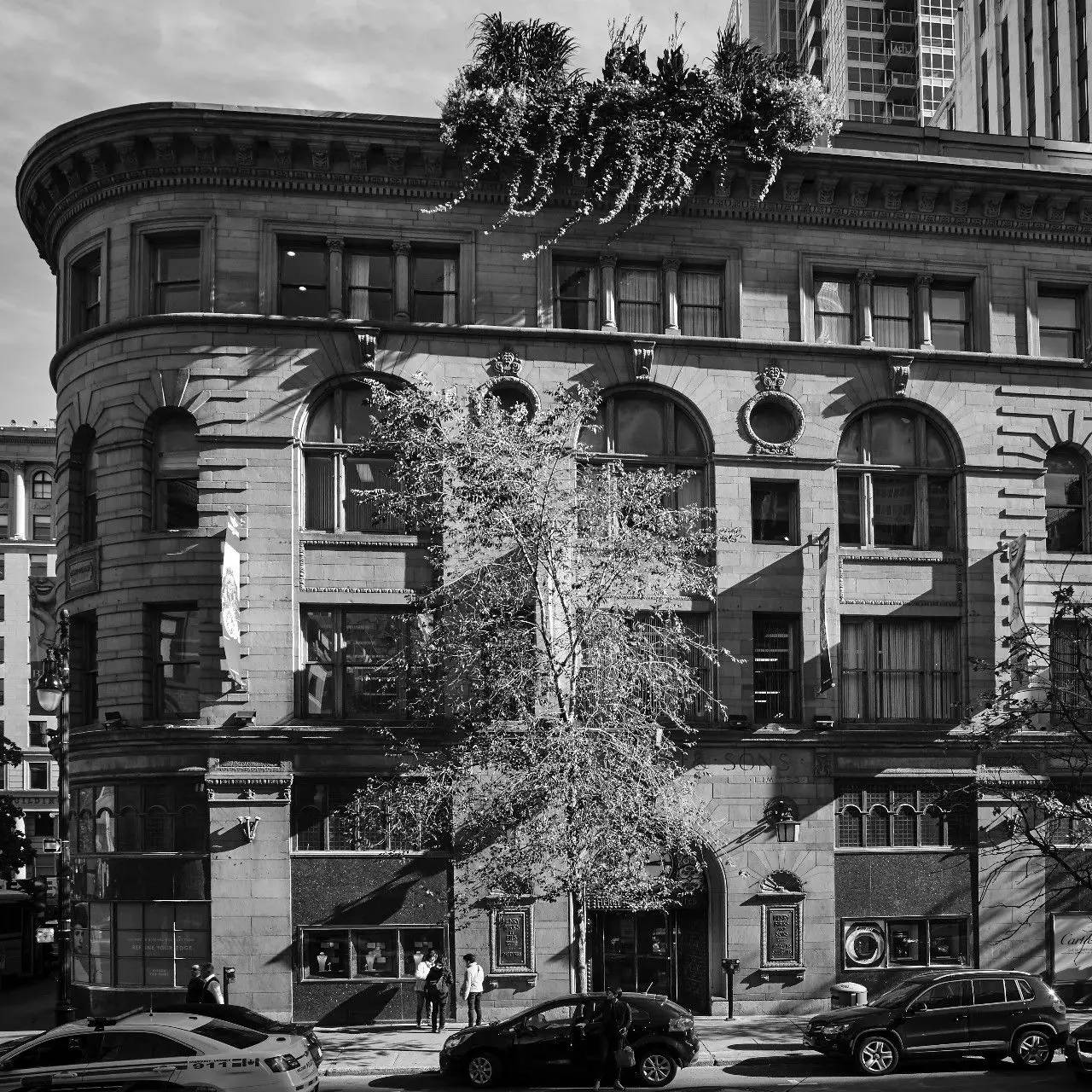 被中国抵制的奢侈品牌怎么样了,看奢侈品牌如何玩转