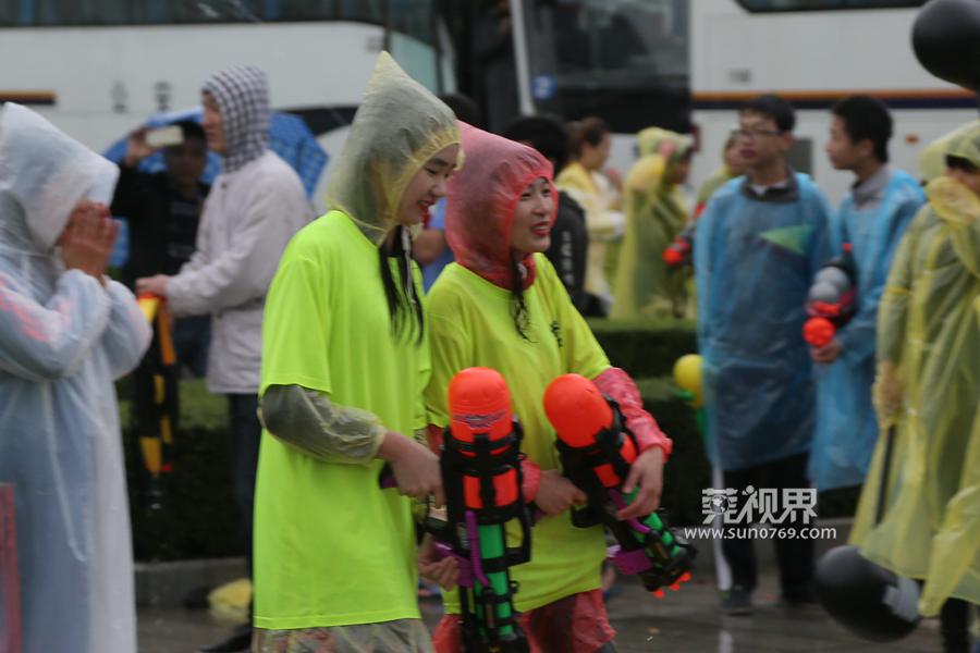 东坑泼水节摆摊卖雨衣,东坑泼水狂欢节