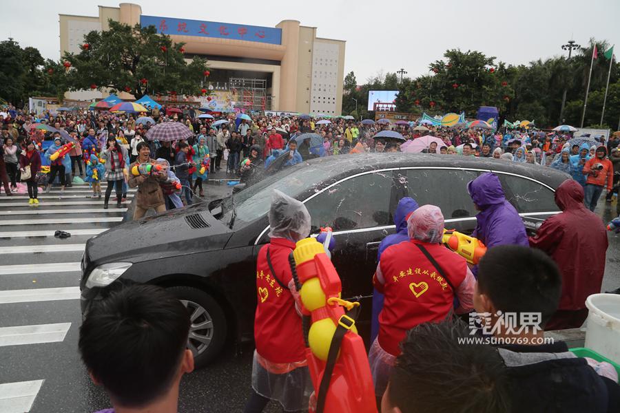 东坑泼水节摆摊卖雨衣,东坑泼水狂欢节