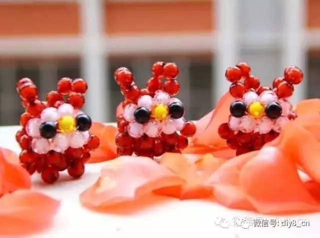 她用鱼线把一颗颗圆珠串起来，竟然会变成这样！