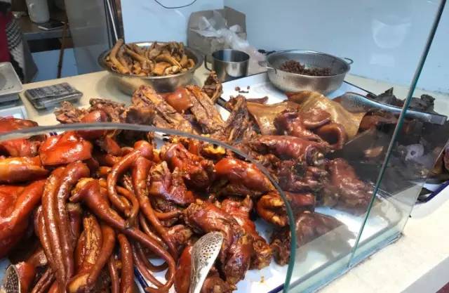 成都的热天头，买点卤菜回家kuò起，吹着空调慢慢吃！