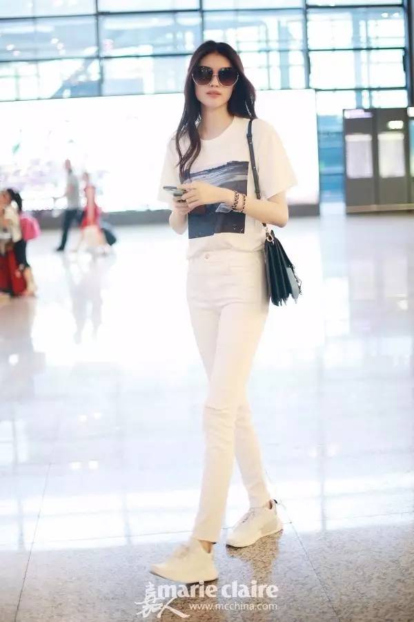 有了大幂幂的基础款女神示范，我把海量白底印花美T穿了个遍