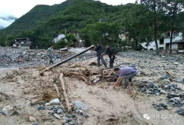 突如其来的冰雹让人措手不及,突如其来的地震告诉我们珍惜当下