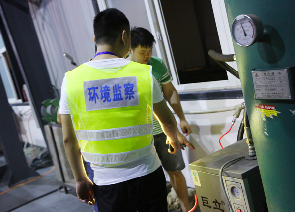 环境好了、蓝天多了……龙泉驿小区居民把锦旗送给了谁？