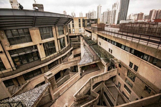 “幸运草”、“水晶盒”……这些地铁、公交站附近竟有如此魔幻的建筑