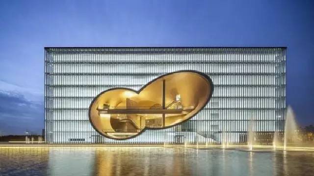 “幸运草”、“水晶盒”……这些地铁、公交站附近竟有如此魔幻的建筑