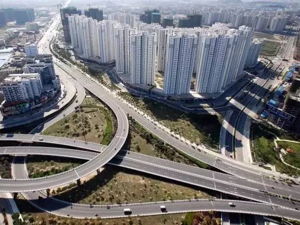 家在岁月变迁中的变化,家乡在不经意间变得越来越美