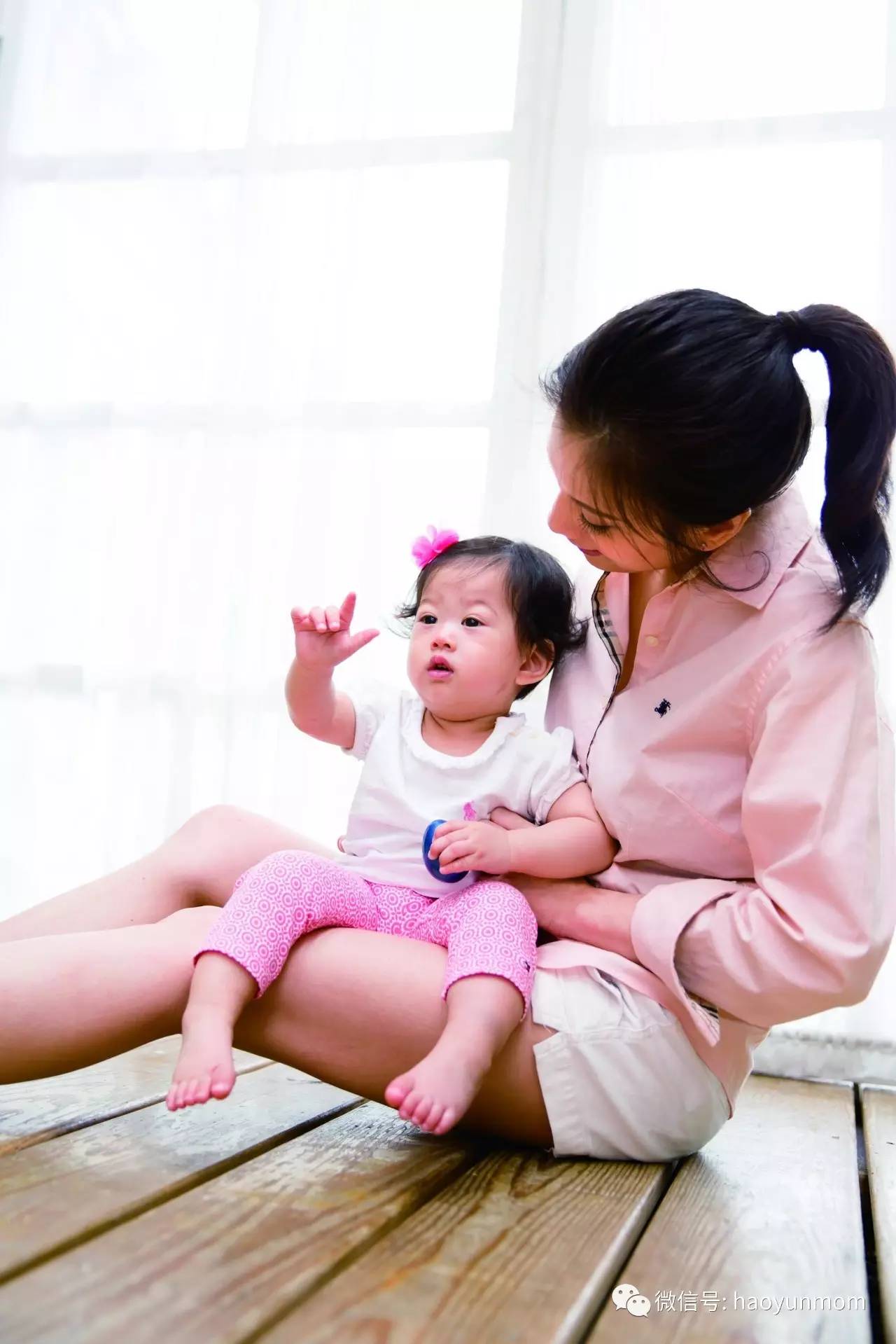 宝宝认生为什么还非要陌生人抱,宝宝认生不让陌生人抱着