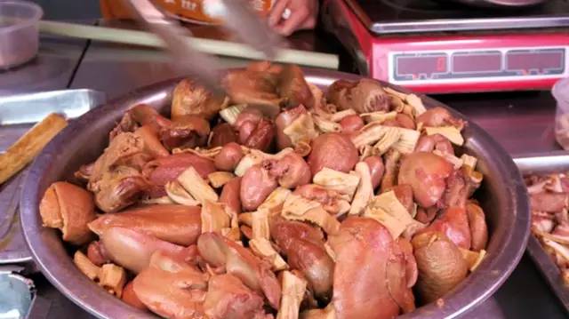 成都的热天头，买点卤菜回家kuò起，吹着空调慢慢吃！