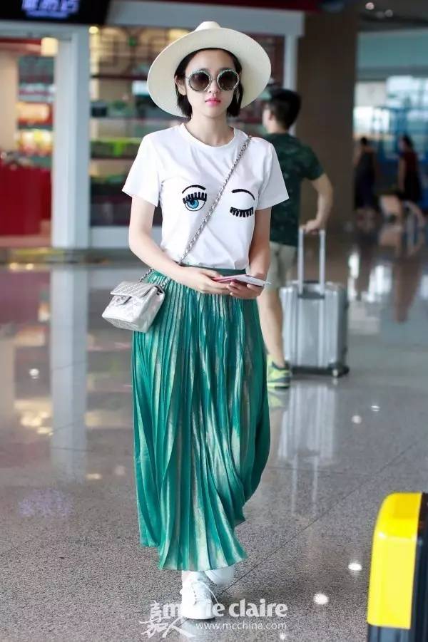 有了大幂幂的基础款女神示范，我把海量白底印花美T穿了个遍