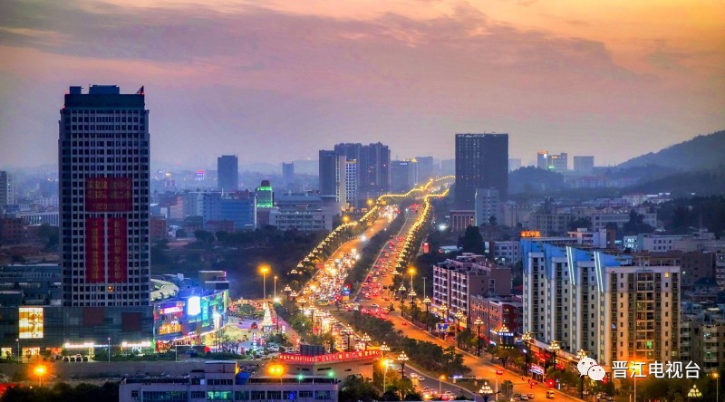 家在岁月变迁中的变化,家乡在不经意间变得越来越美