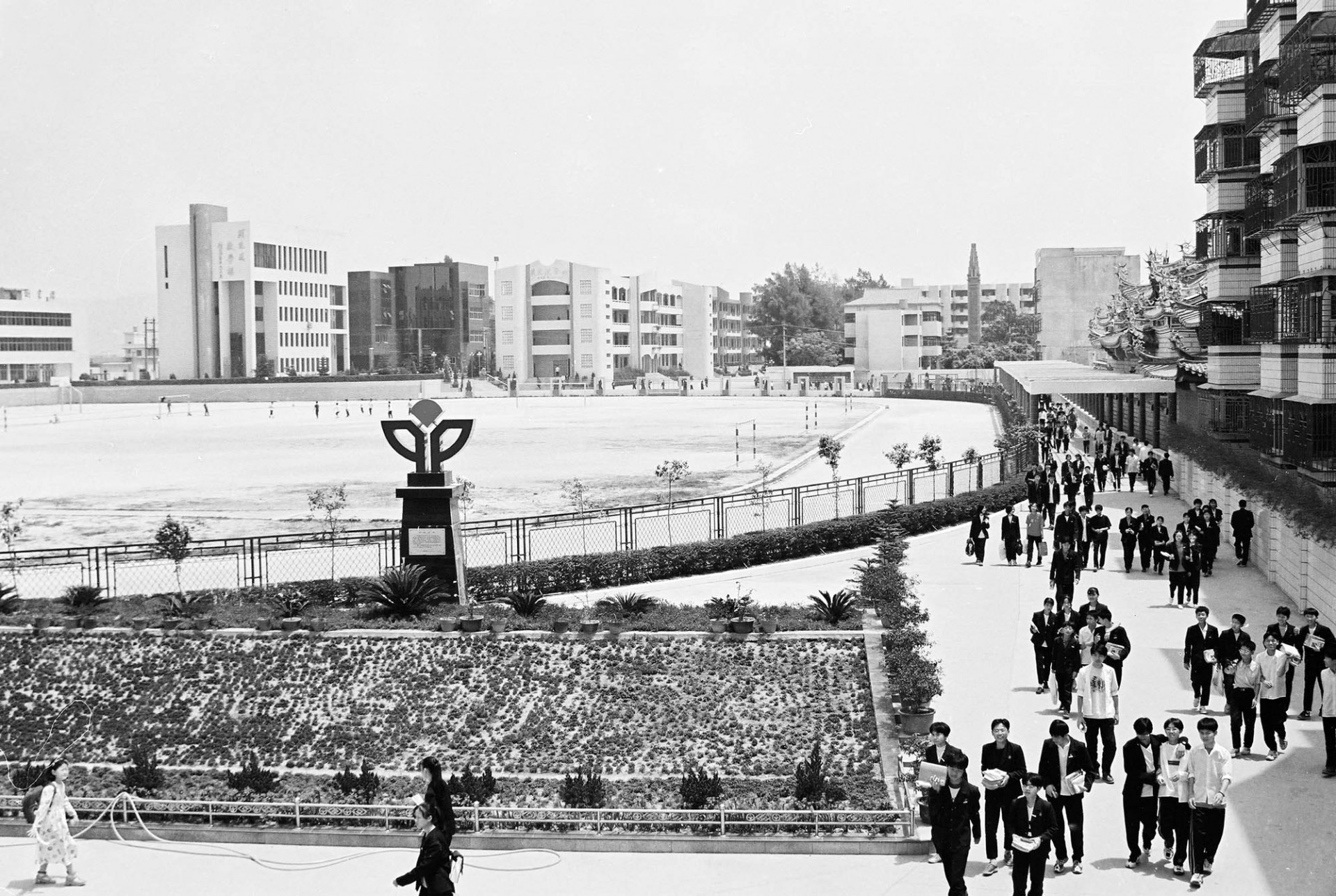 家在岁月变迁中的变化,家乡在不经意间变得越来越美