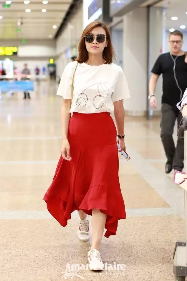 有了大幂幂的基础款女神示范，我把海量白底印花美T穿了个遍