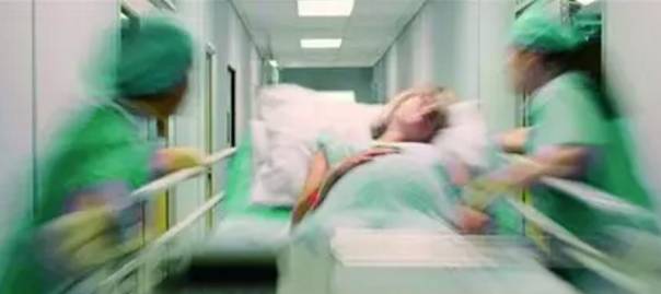 手术紧张进行中!一助产士始终双膝跪地,双手已麻木……