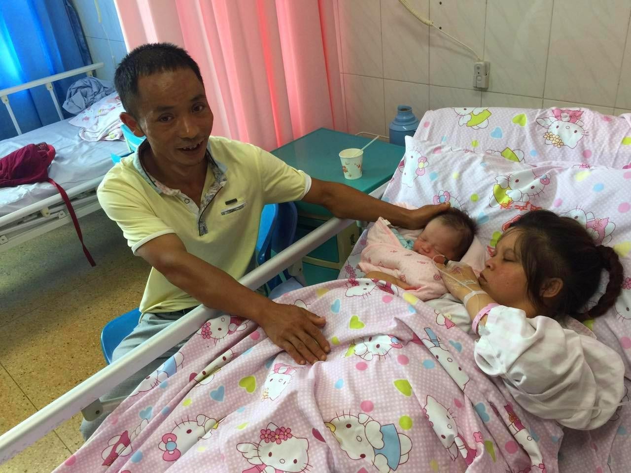 手术紧张进行中!一助产士始终双膝跪地,双手已麻木……