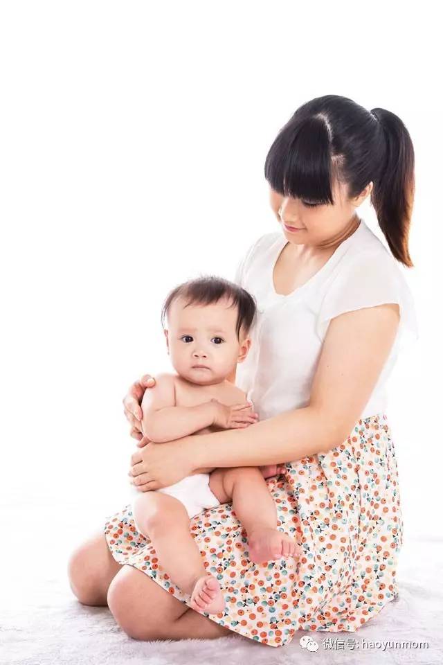 宝宝认生为什么还非要陌生人抱,宝宝认生不让陌生人抱着