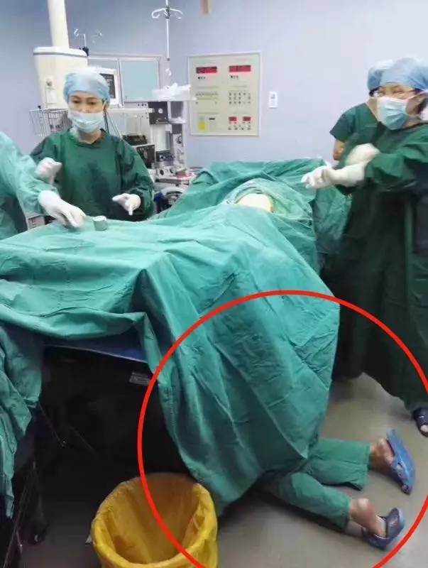 手术紧张进行中!一助产士始终双膝跪地,双手已麻木……