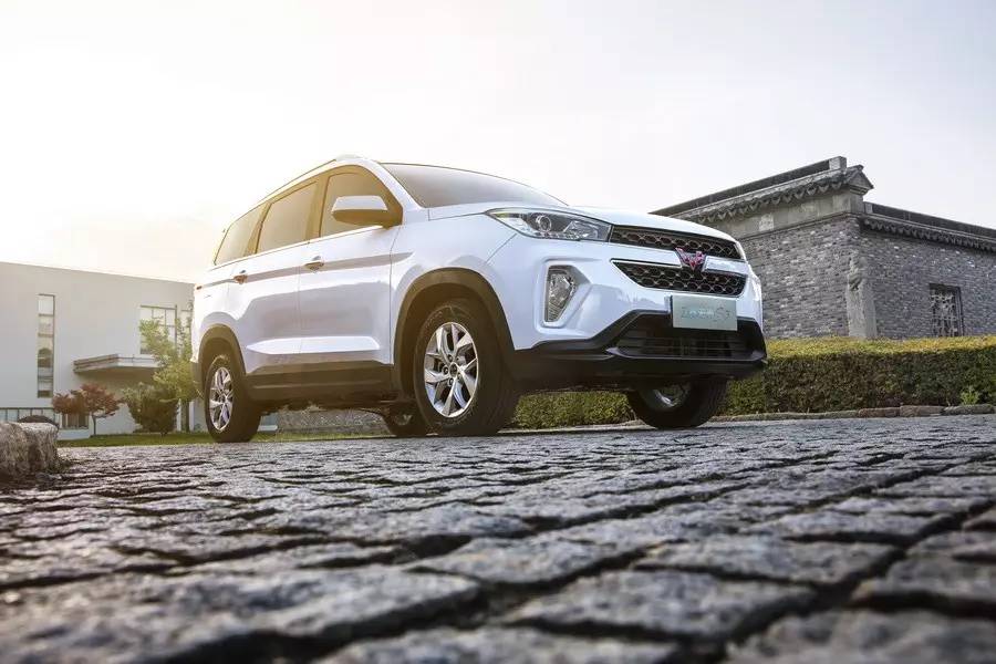 五菱宏光新款suv银标七座最新款,五菱宏光七座9万元suv