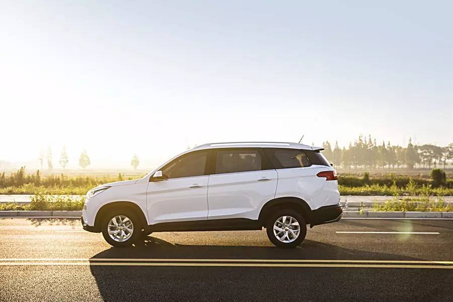 五菱宏光新款suv银标七座最新款,五菱宏光七座9万元suv