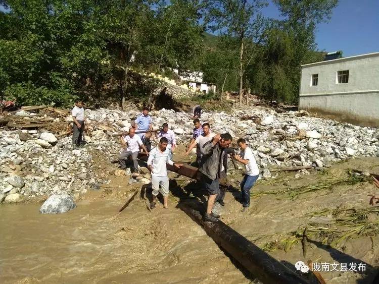 突如其来的冰雹让人措手不及,突如其来的地震告诉我们珍惜当下