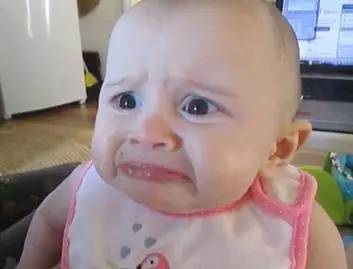 宝宝认生为什么还非要陌生人抱,宝宝认生不让陌生人抱着